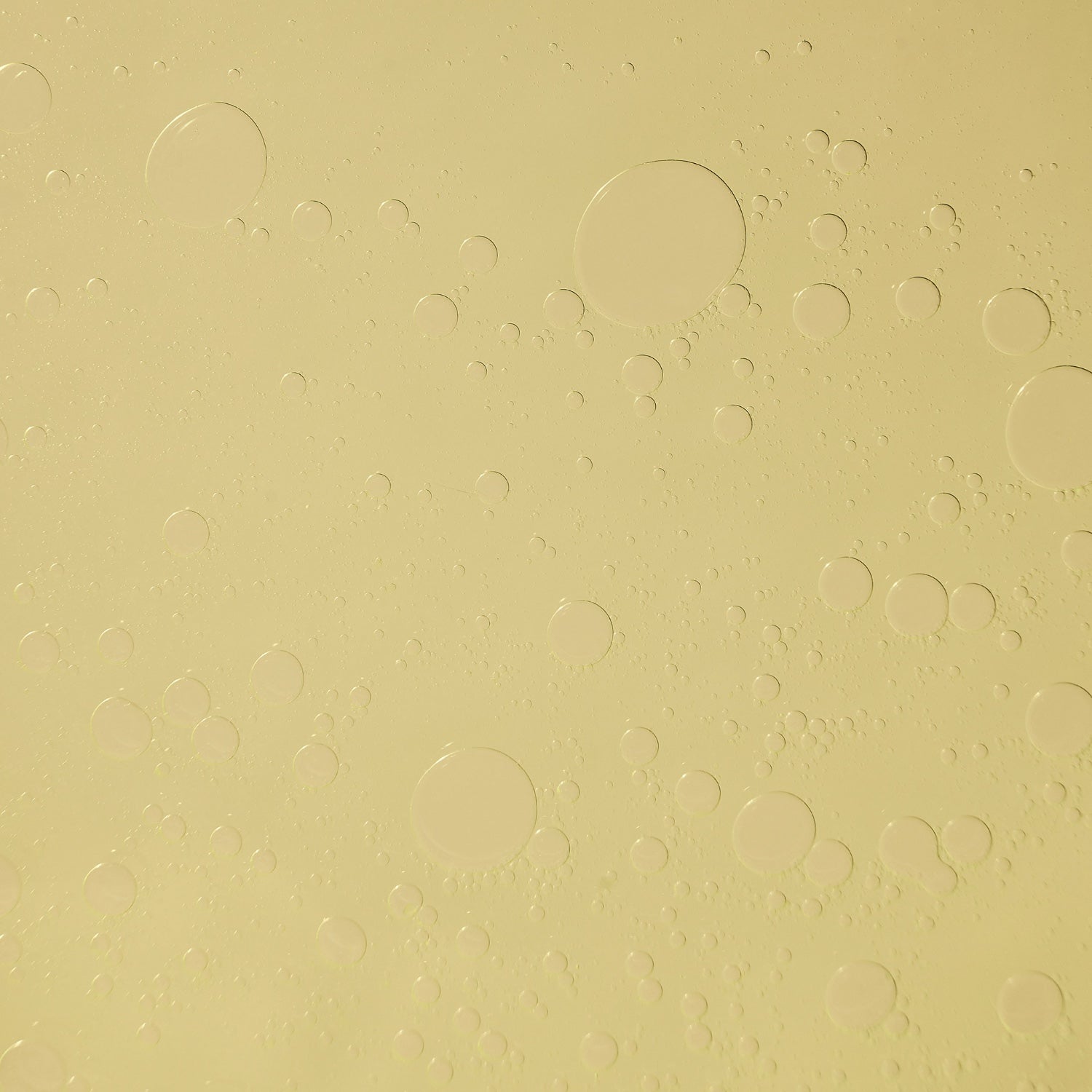 Santaverde Age Protect Oil Textur – zartes, pflanzliches Gesichtsöl mit Aloe Vera und antioxidativen Wirkstoffen, goldene Tropfen auf hellem Hintergrund, feuchtigkeitsspendend und regenerierend.