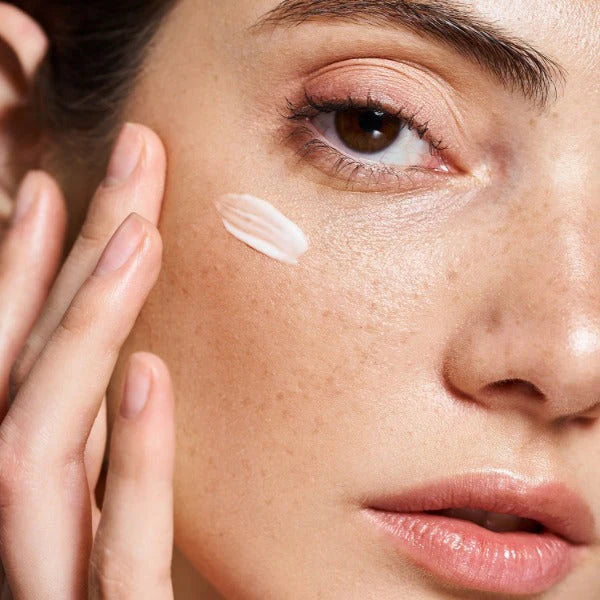 Santaverde Hand cremt angeschnittenes Gesicht ein