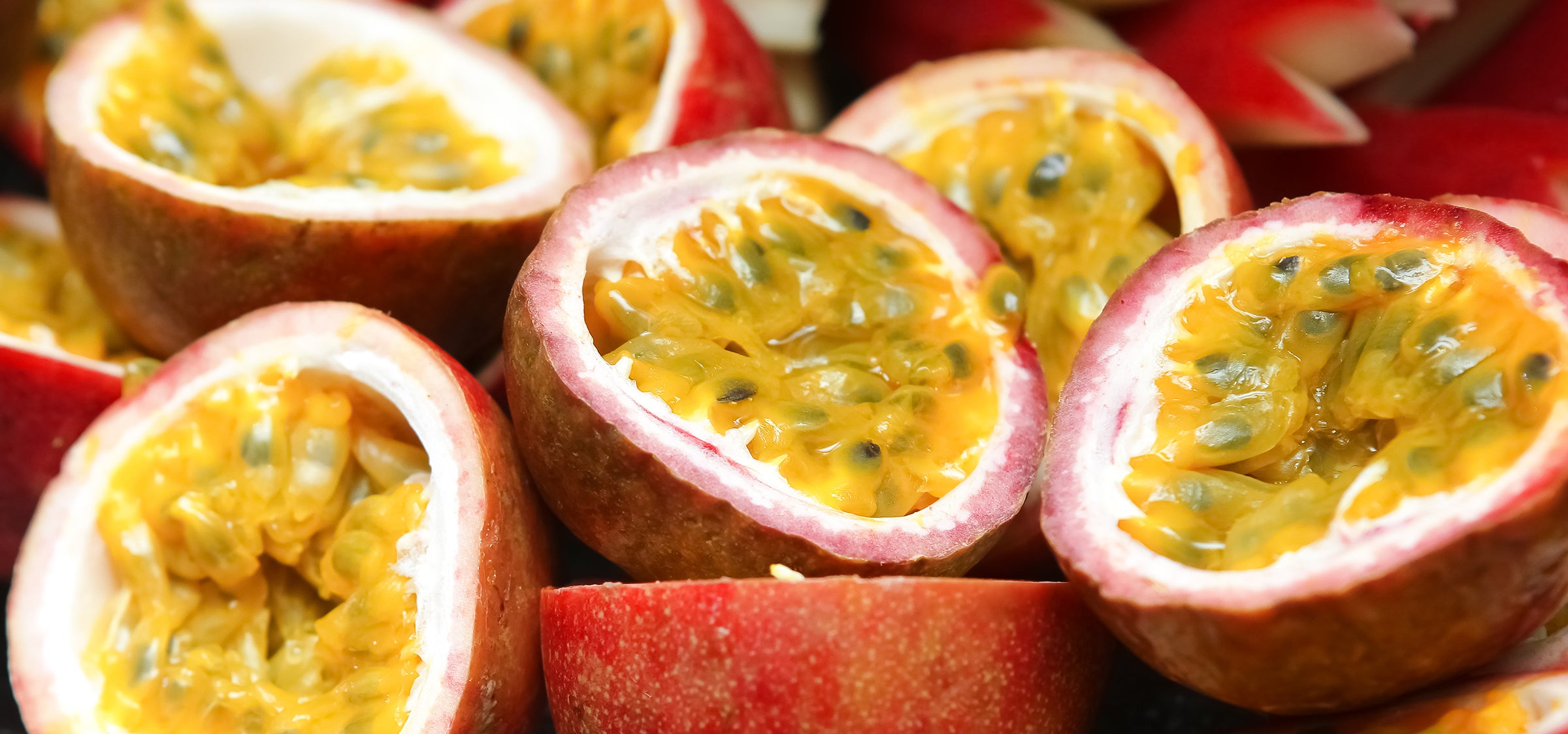 Maracuja Moodbild – natürliche Darstellung der Passionsfrucht als antioxidativ wirkender Inhaltsstoff im Santaverde Wirkstofflexikon, exotisch-frisches Stimmungsbild mit Fokus auf Hautpflege.