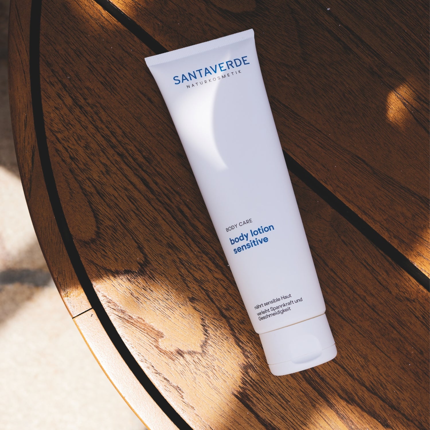 Santaverde Body Lotion Sensitive – beruhigende Körperpflege für sensible Haut, stilvoll platziert auf Holztisch
