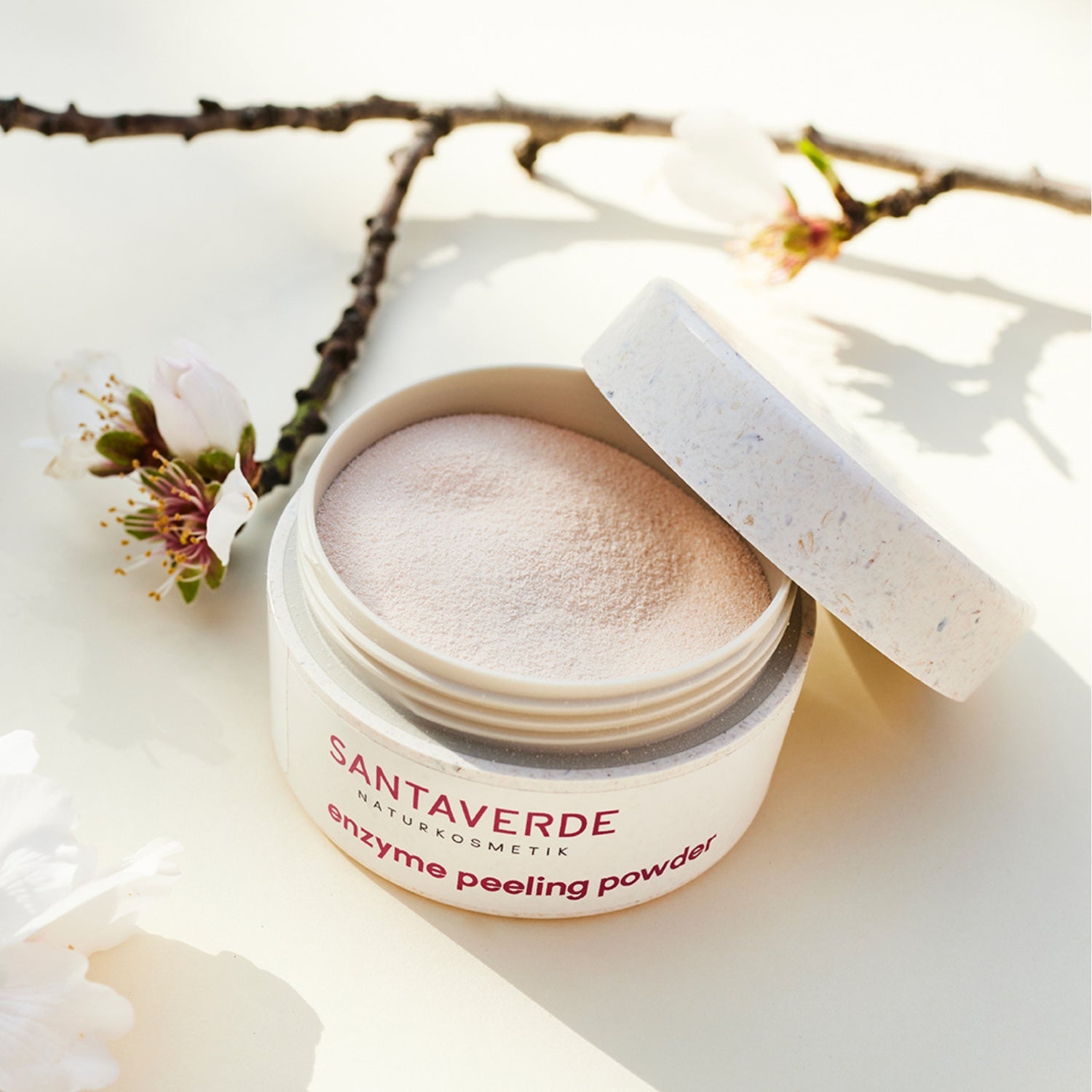 Santaverde Enzyme Peeling – Aloe Vera Naturkosmetik Gesichtspeeling für sanfte Exfoliation, minimalistisch arrangiert