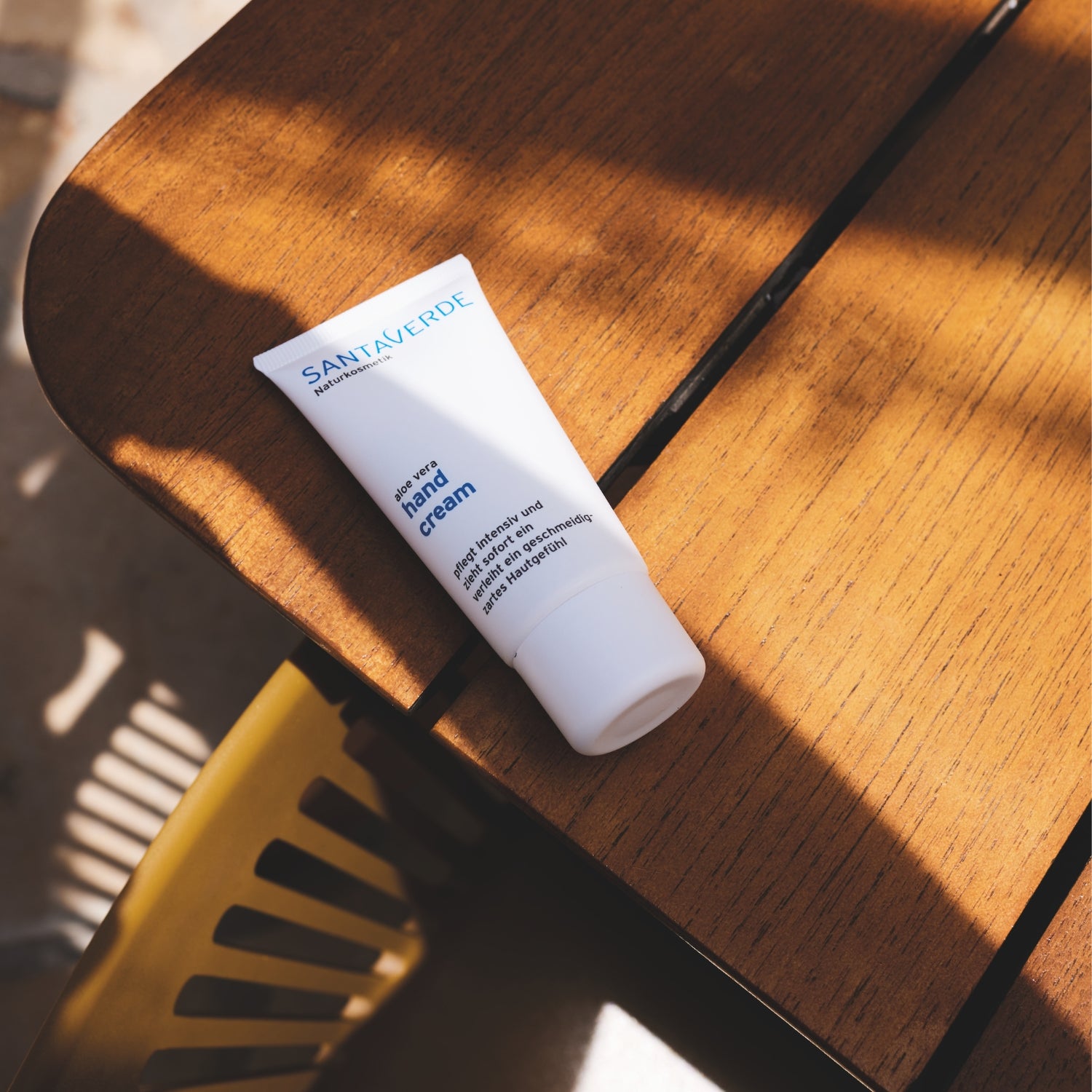 Santaverde Hand Cream natürliche Szene auf Holztisch