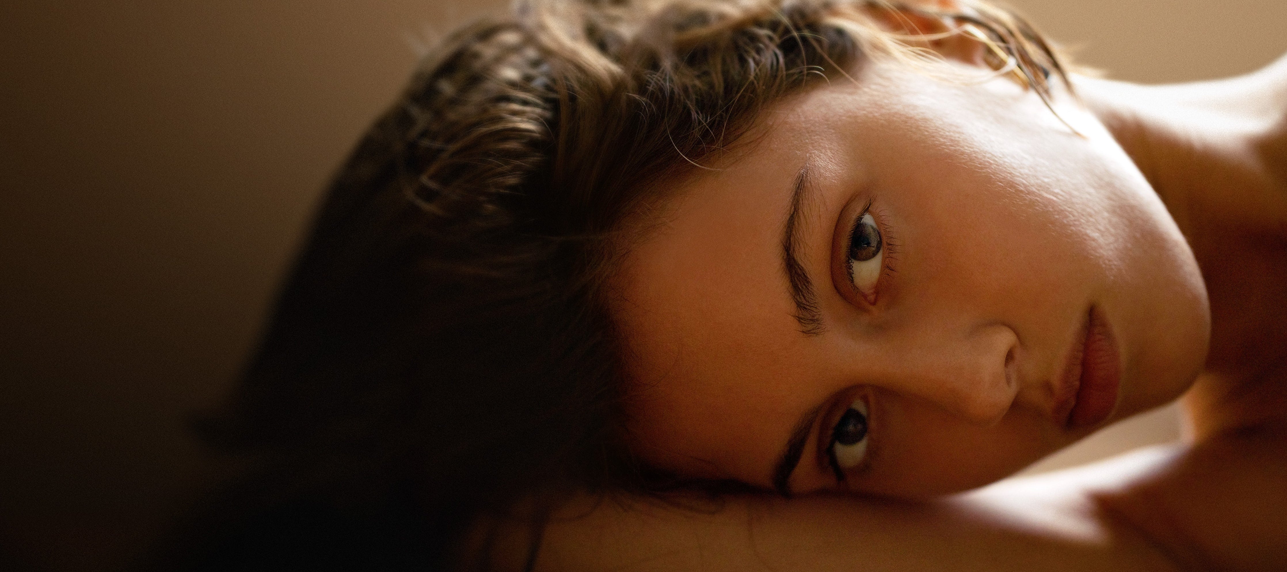 Santaverde Kampagnenbild sleep & repair night cream mit ruhender Frau