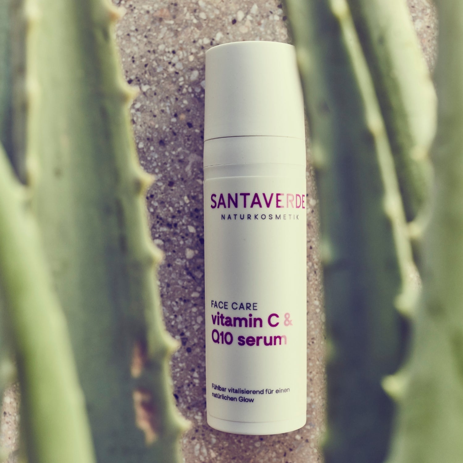 Santaverde vitamin C & Q10 Serum in natürlicher Umgebung