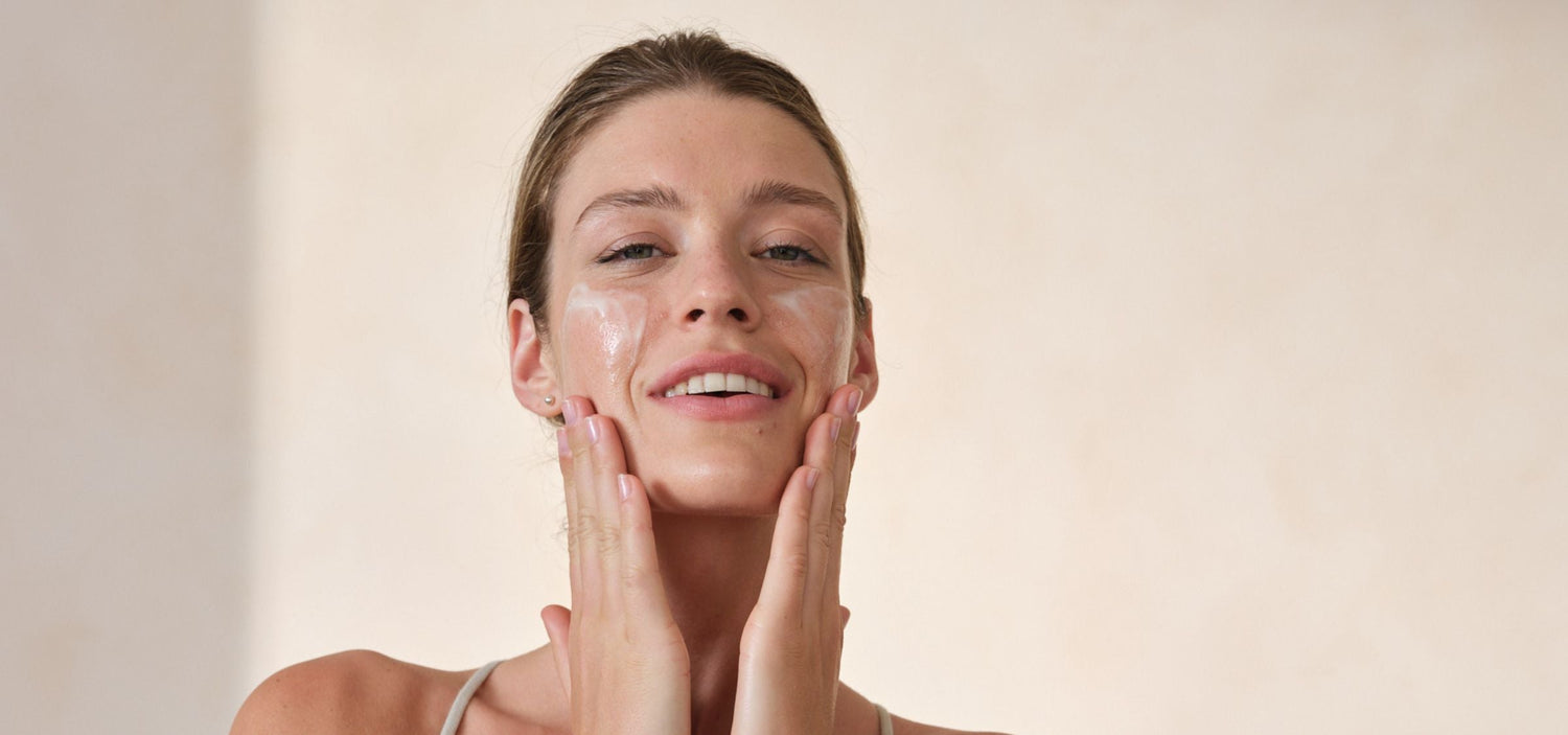 Mit Santaverde Produkten unterstützt du deine Hautbarriere. Frau mit Creme im Gesicht.