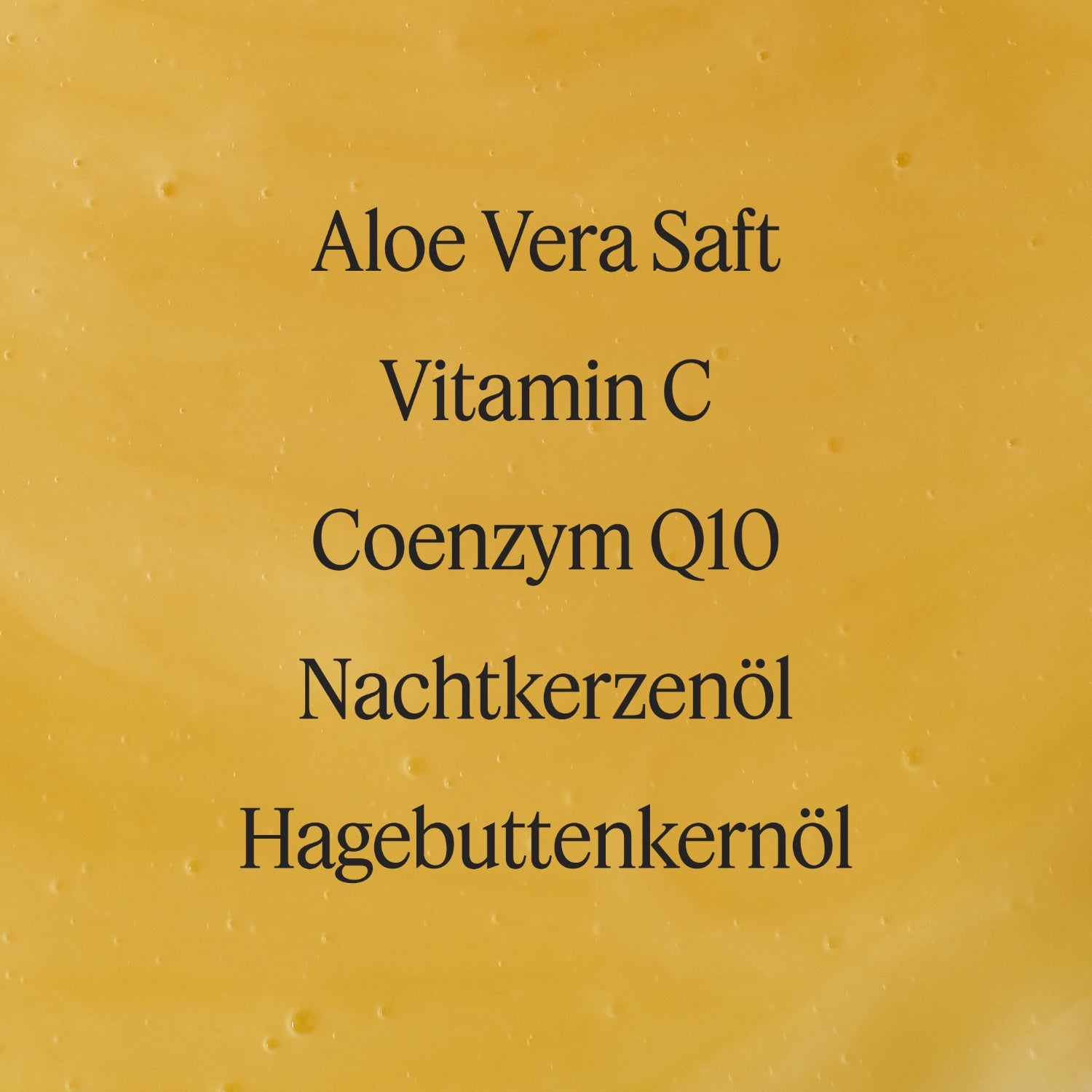 Santaverde Vitamin C & Q10 Serum Textur – Detailaufnahme der leichten, gelartigen Naturkosmetik-Formulierung mit Hauptwirkstoffen Aloe Vera, Vitamin C und Coenzym Q10