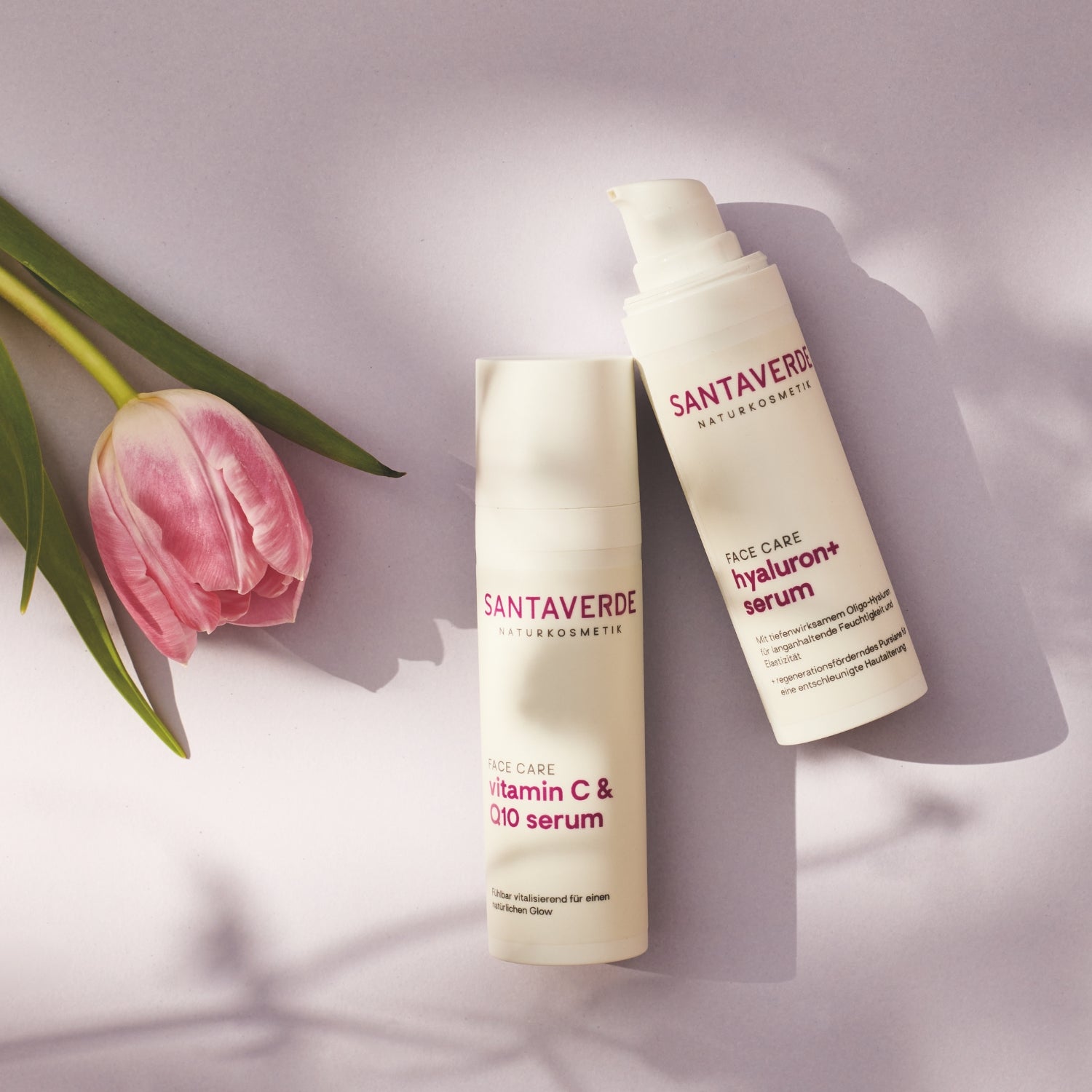 Santaverde Plump & Go Duo Vitamin C & Q10 Serum mit Hyaluron+ Serum für strahlende Hautpflege sommerlich arrangiert