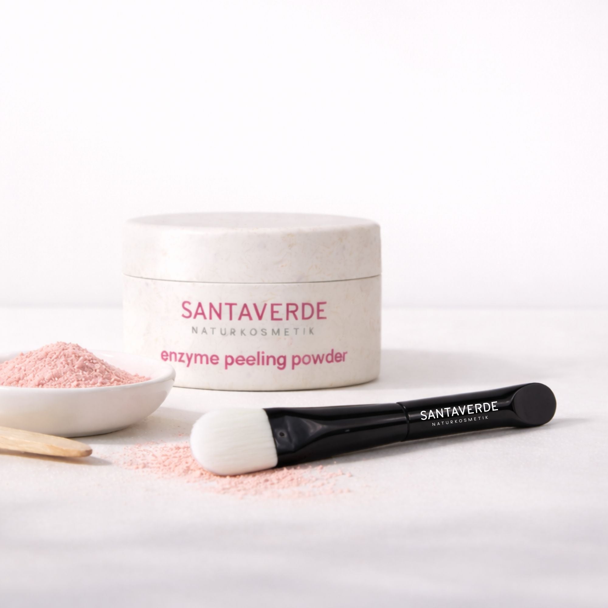 Santaverde Skin Detox Duo – Naturkosmetik Pflege-Set zur klärenden Hautreinigung und Entgiftung, Moodbild mit enzym peeling powder und Kosmetikpinsel