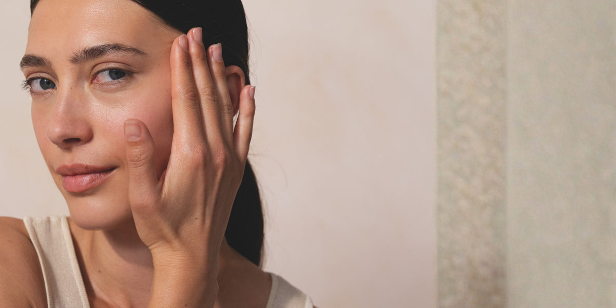 Porträt einer Frau mit der Hand an der Wange bei natürlichem Licht