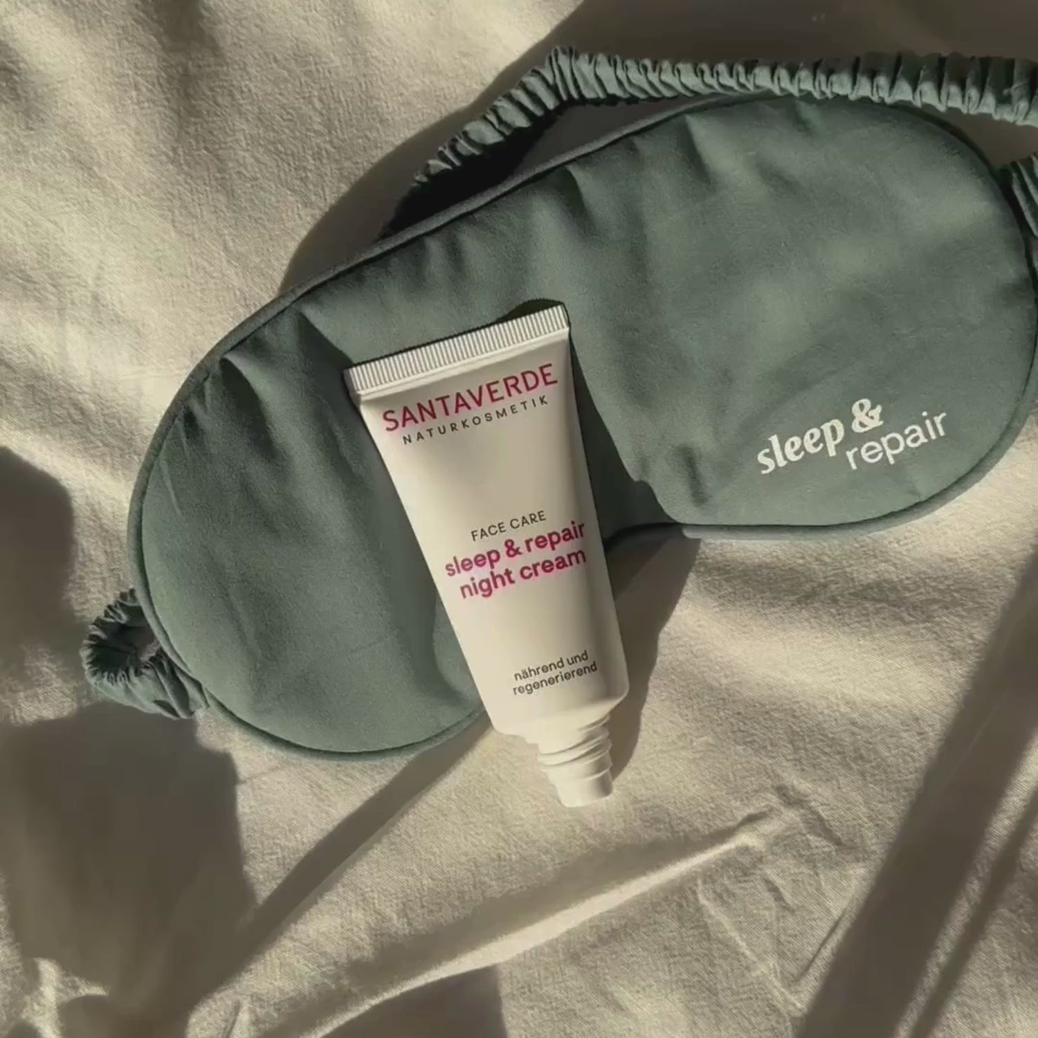 Das Video zeigt das cosy sleep & repair duo von Santaverde: Eine Hand entnimmt die sleep  repair night cream, verteilt sie auf der Haut und greift danach zur sleep & repair Schlafmaske.